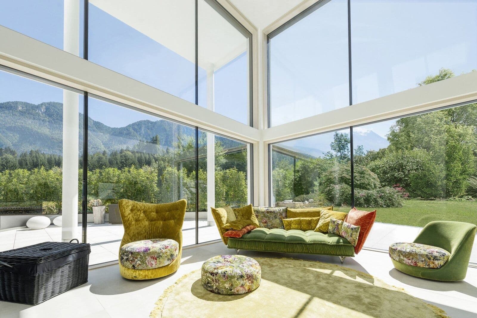 Salon avec fenêtres Internorm toute hauteur et vue sur les montagnes