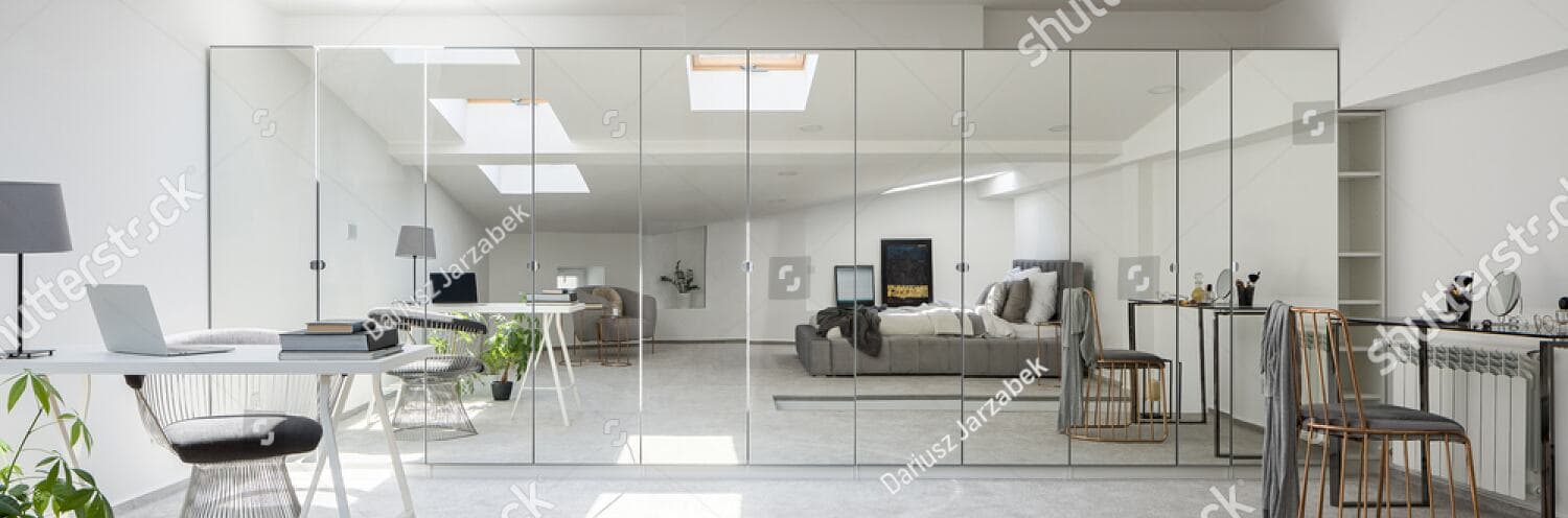 Armoire à portes miroirs sur mesure dans une chambre